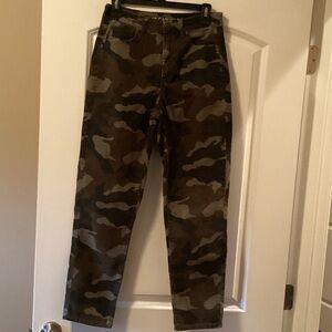 American Eagle Camo Print Corduroy Straight-Leg Pants  Size 4